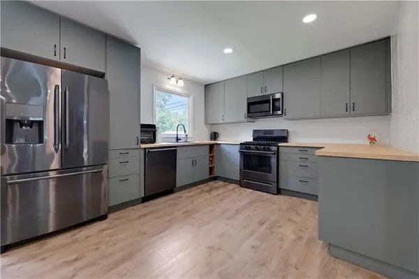 8929 Grandview Drive, Overland Park, KS 66212