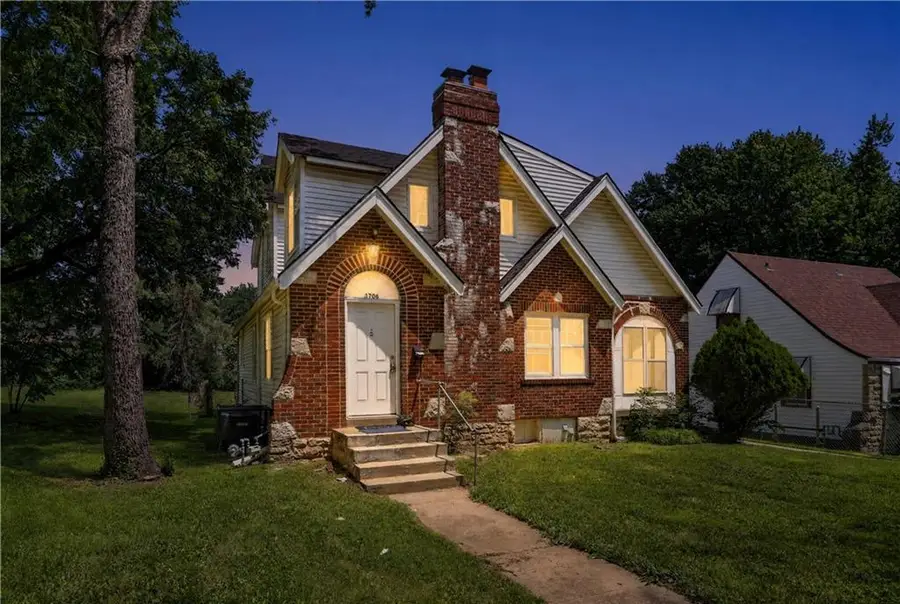 1706 E 76th Street, Kansas City, MO 64131 - #3