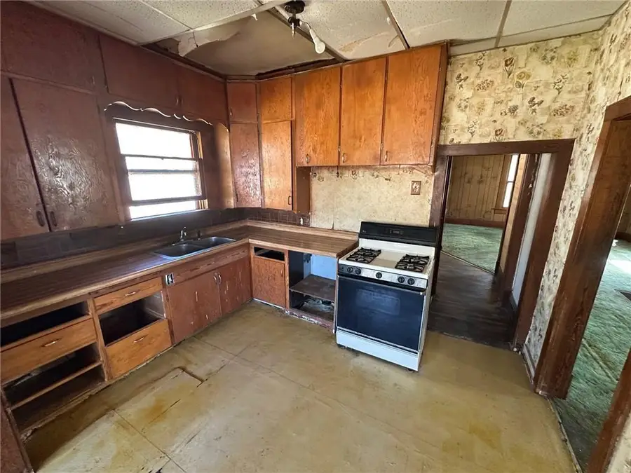 1609 S Evergreen Avenue, Chanute, KS 66720 - #2