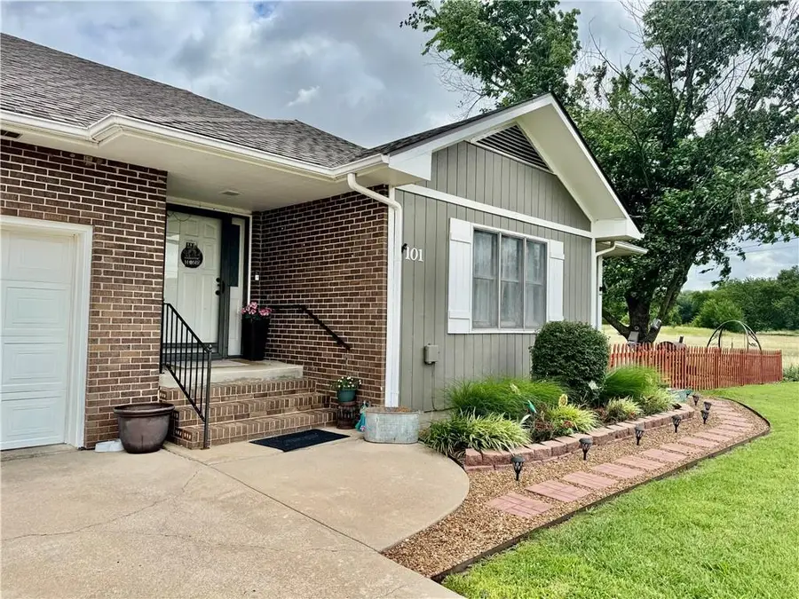 101 W 3rd Street, Altamont, KS 67330 - #3