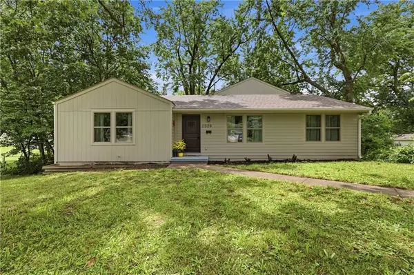 2526 Queen Ridge Drive, Independence, MO 64055