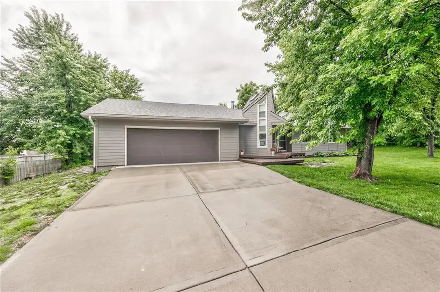 105 E Cedar Street, Spring Hill, KS 66083 - #2
