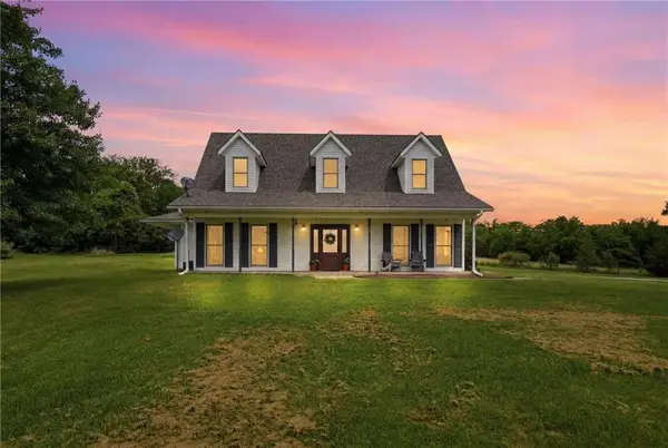 8700 S Corn Cemetery Road, Oak Grove, MO 64075