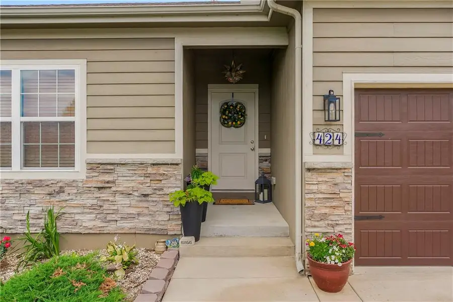 424 E Pawnee Lane, Gardner, KS 66030 - #2