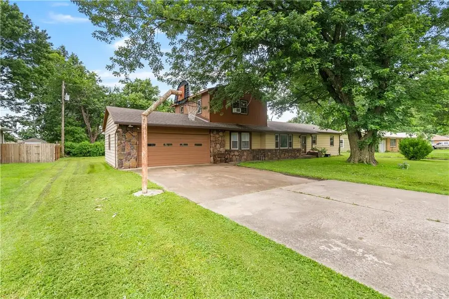 702 S 35th Street, Parsons, KS 67357 - #3