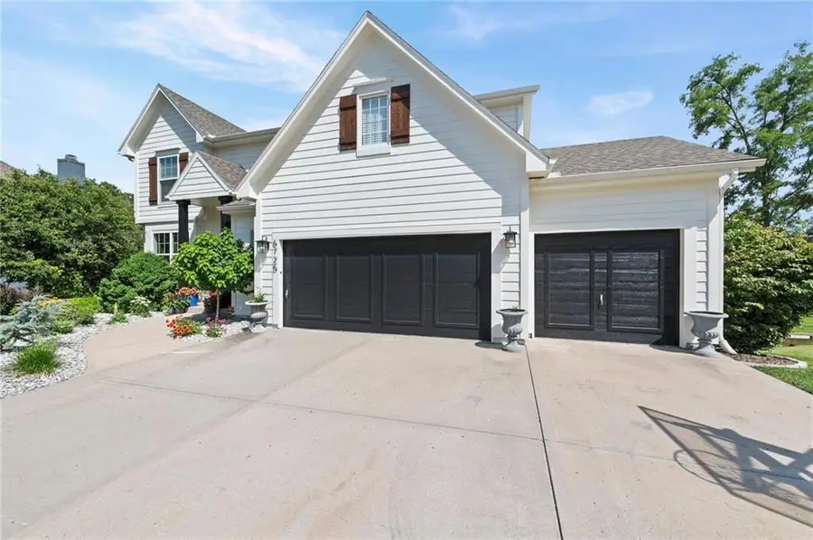 6725 N Nevada Avenue, Parkville, MO 64152 - #2