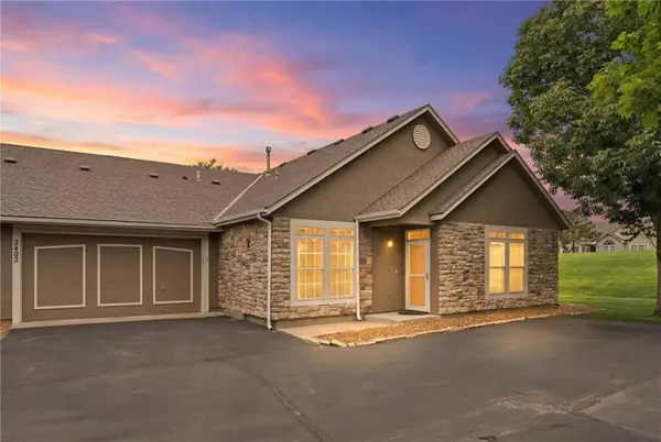11263 S Summit Street #2402, Olathe, KS 66062