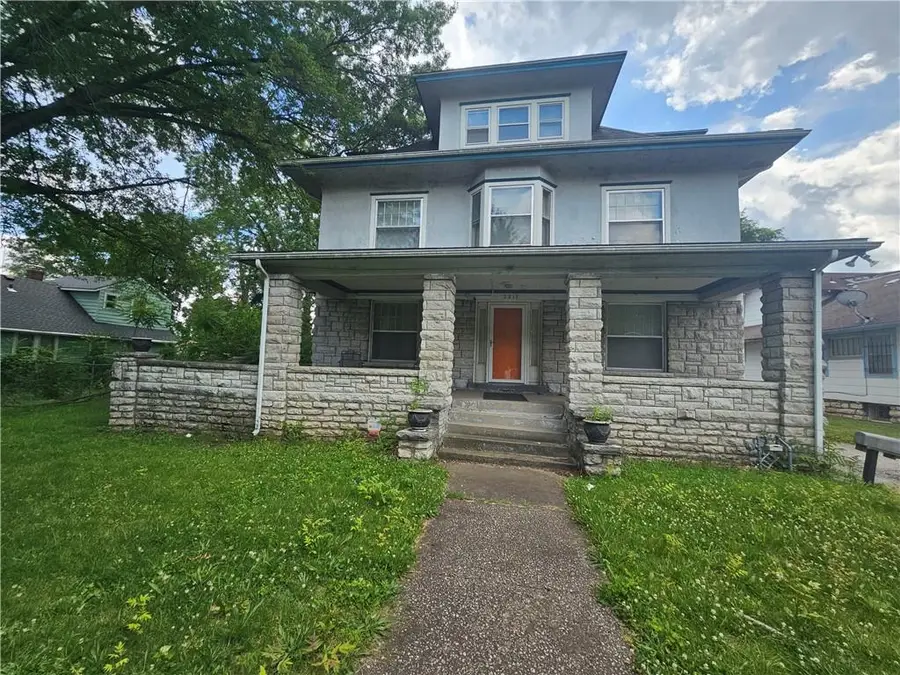 2211 E 69th Street, Kansas City, MO 64132 - #2