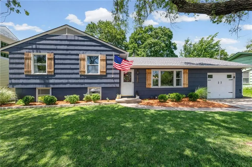 206 NW North Shore Drive, Lake Waukomis, MO 64151 - #1