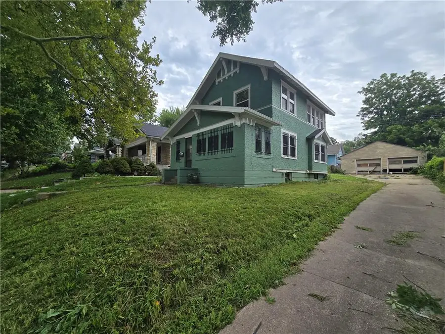 327 S Kensington Avenue, Kansas City, MO 64124 - #2