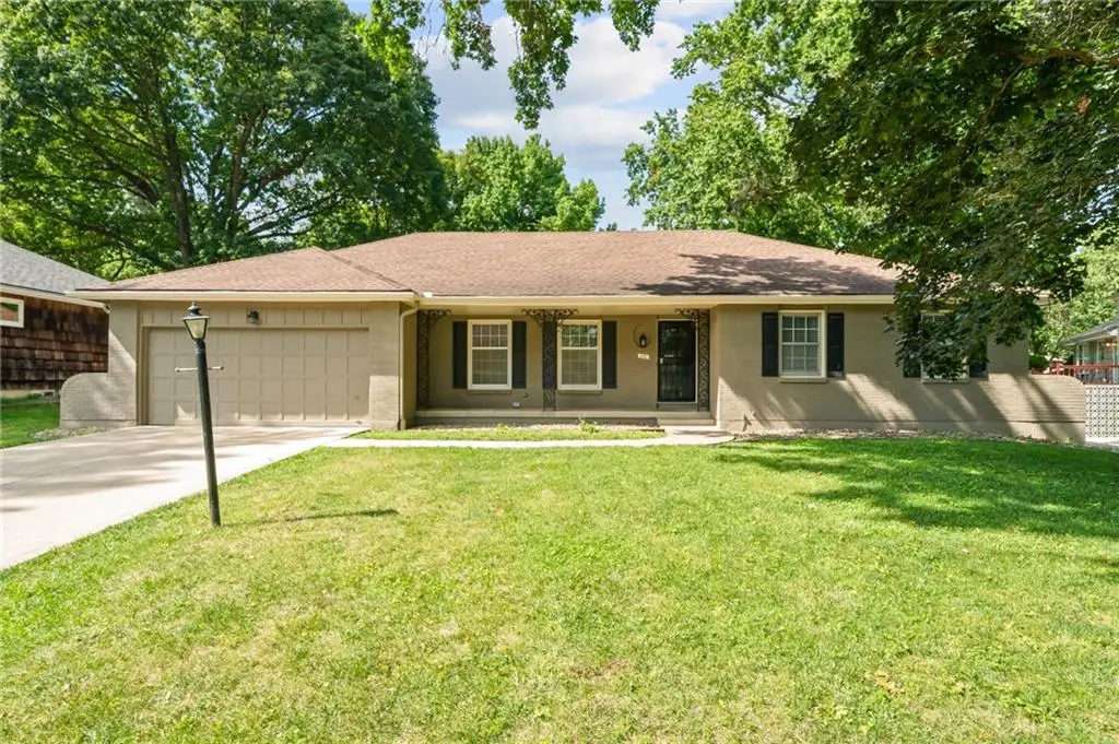 20 W 109th Terrace, Kansas City, MO 64114 - #1