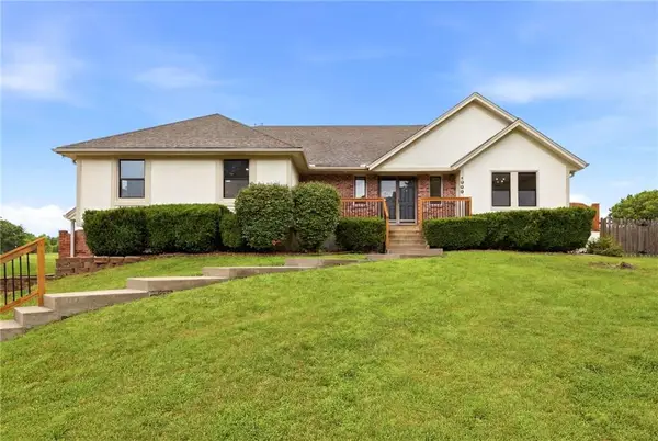 1008 Ne Remington Court, Lee's Summit, MO 64086