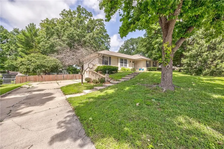 2504 S 14th Street, Leavenworth, KS 66048 - #2