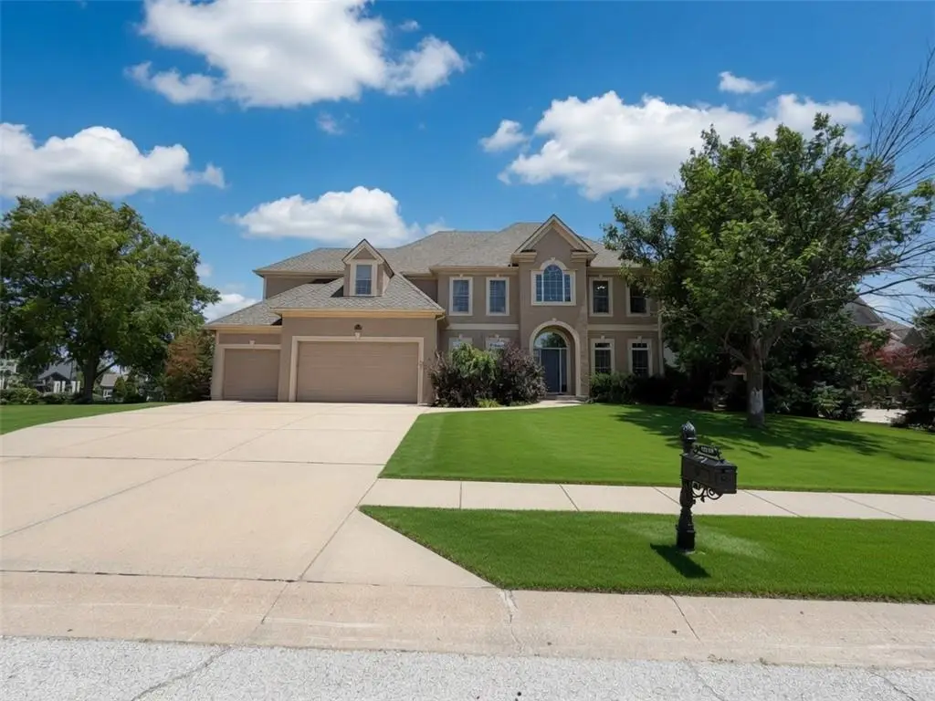 10319 N Saline Avenue, Kansas City, MO 64154 - #1