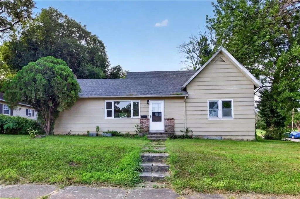 935 W Walnut Street, Nevada, MO 64772 - #1