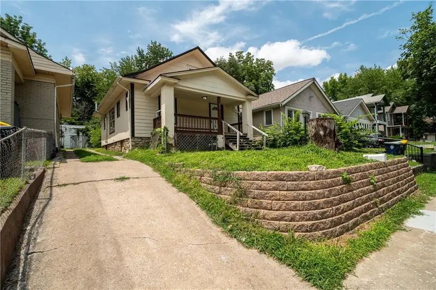 212 N Wheeling Avenue, Kansas City, MO 64123 - #2