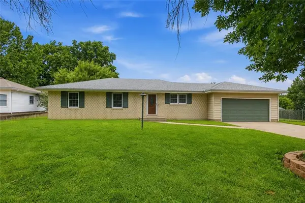 108 SW 20th Terrace, Oak Grove, MO 64075
