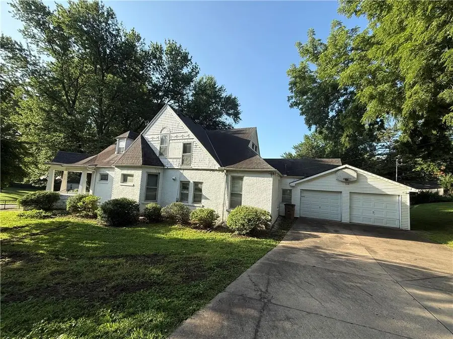 1027 N 4th Street, Atchison, KS 66002 - #3