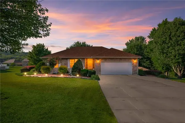 125 Hatchell Road, Tonganoxie, KS 66086