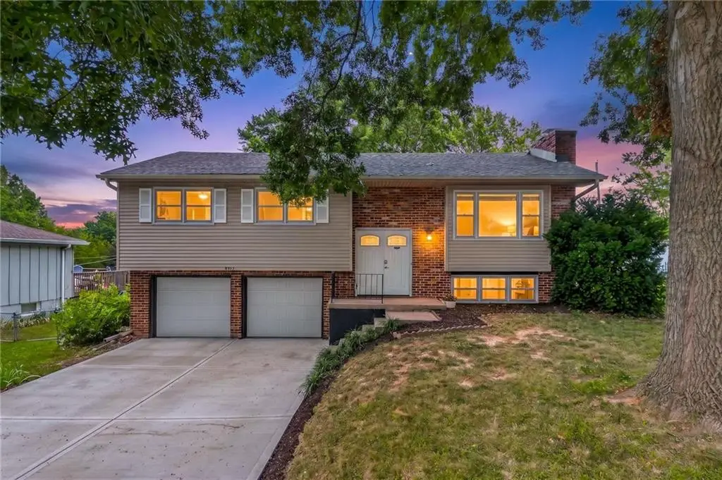 8815 N Kenwood Avenue, Kansas City, MO 64155 - #1