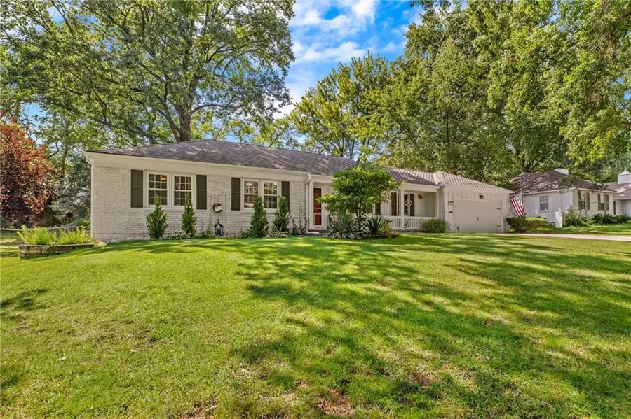 9416 Wenonga Road, Leawood, KS 66206 - #2