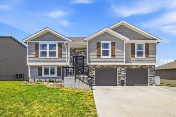 1310 SW Burns Circle, Oak Grove, MO 64075