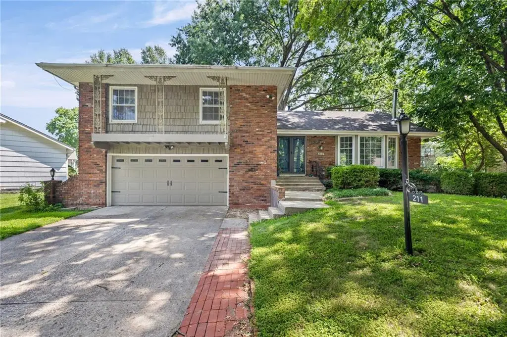 211 W 110th Street, Kansas City, MO 64114 - #1