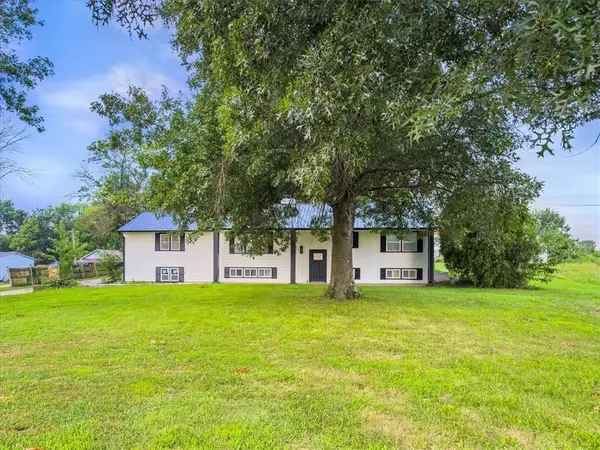 28414 S State Route Dd Highway, Harrisonville, MO 64701