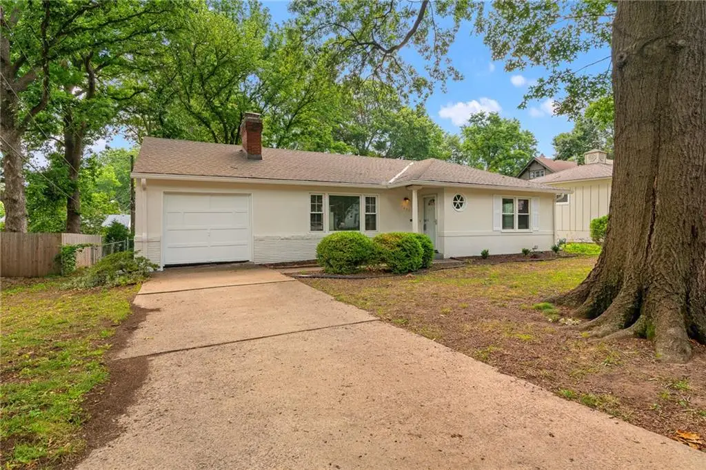 7635 Charlotte Street, Kansas City, MO 64131 - #1
