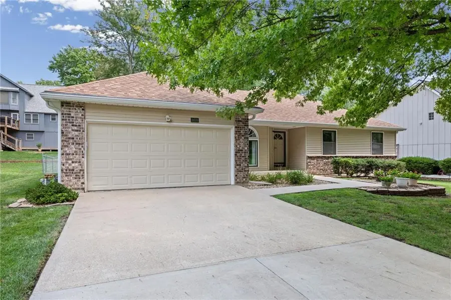 8639 Greenway Lane, Lenexa, KS 66215 - #2
