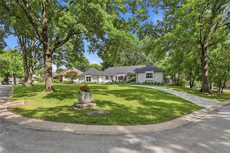 1007 W 113 Terrace, Kansas City, MO 64114 - #2