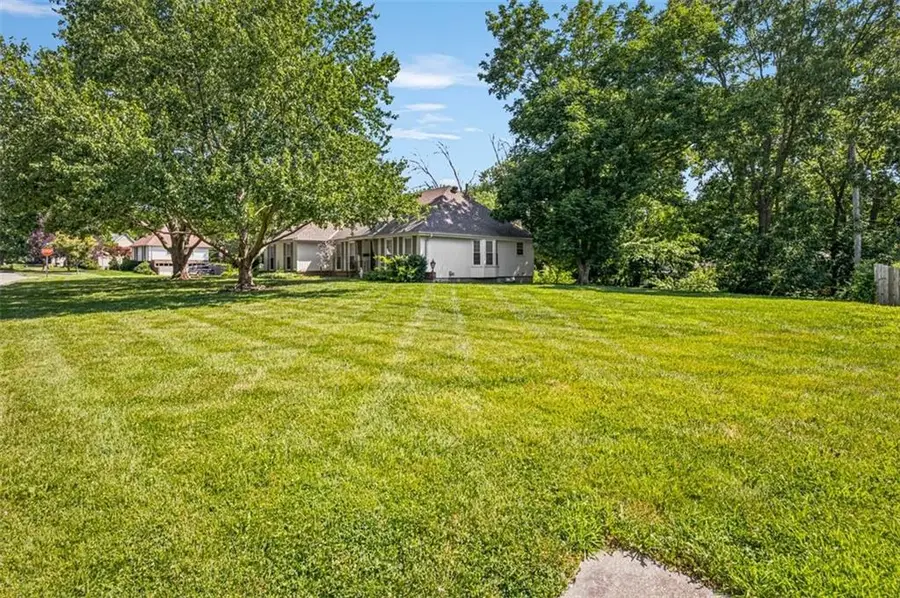 6809 N Agnes Avenue, Gladstone, MO 64119 - #2