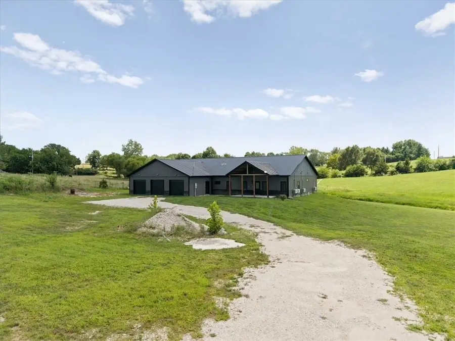 20691 Kansas Avenue, Tonganoxie, KS 66086 - #3