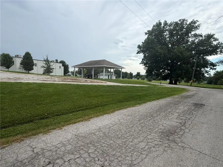 1205 S Dallas Street, Albany, MO 64402 - #3