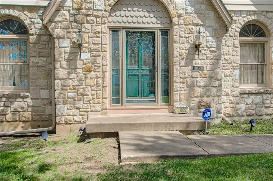 602 W 115th Terrace, Kansas City, MO 64114 - #2