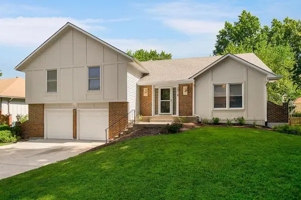 2016 E Sleepy Hollow Drive, Olathe, KS 66062