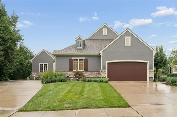 11525 S Lakecrest Drive, Olathe, KS 66061