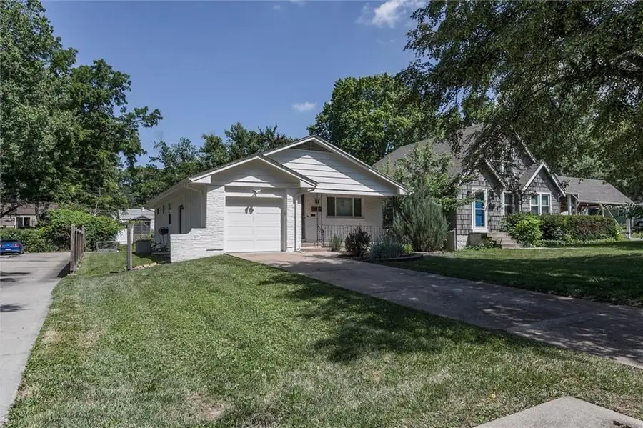 8239 Ward Parkway Plaza, Kansas City, MO 64114 - #2