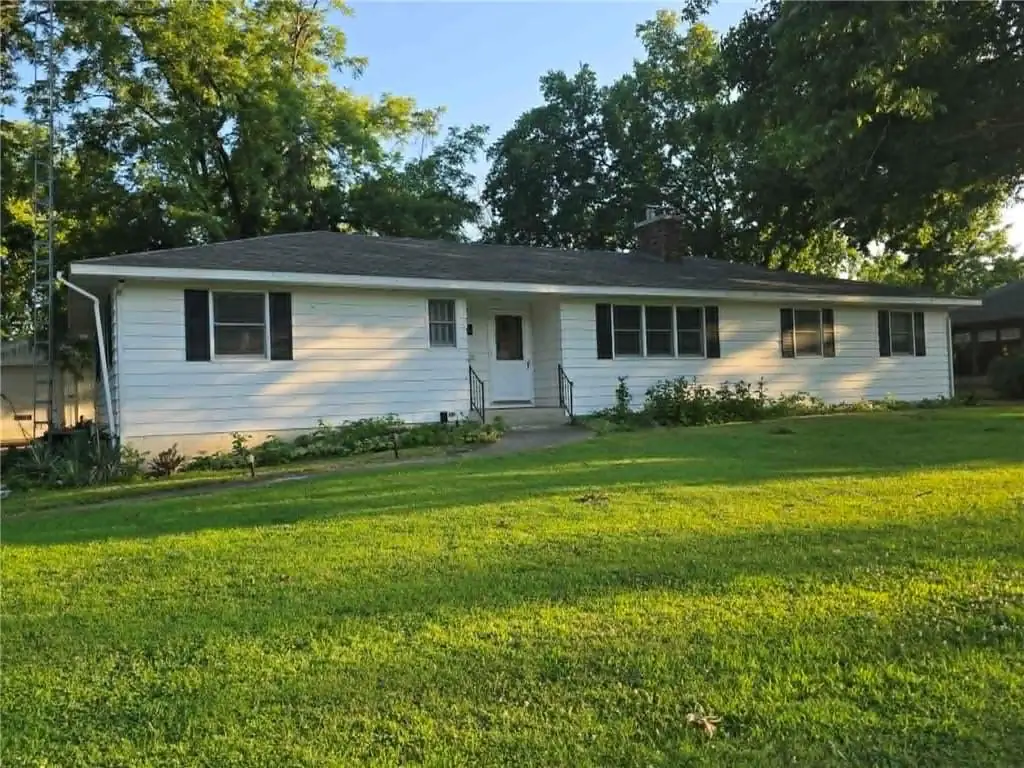 208 E Bodine Avenue, Clinton, MO 64735 - #1