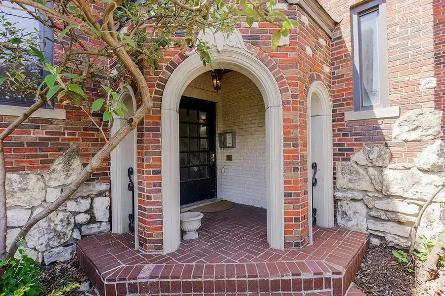 700 W 48th Street #202, Kansas City, MO 64112 - #2