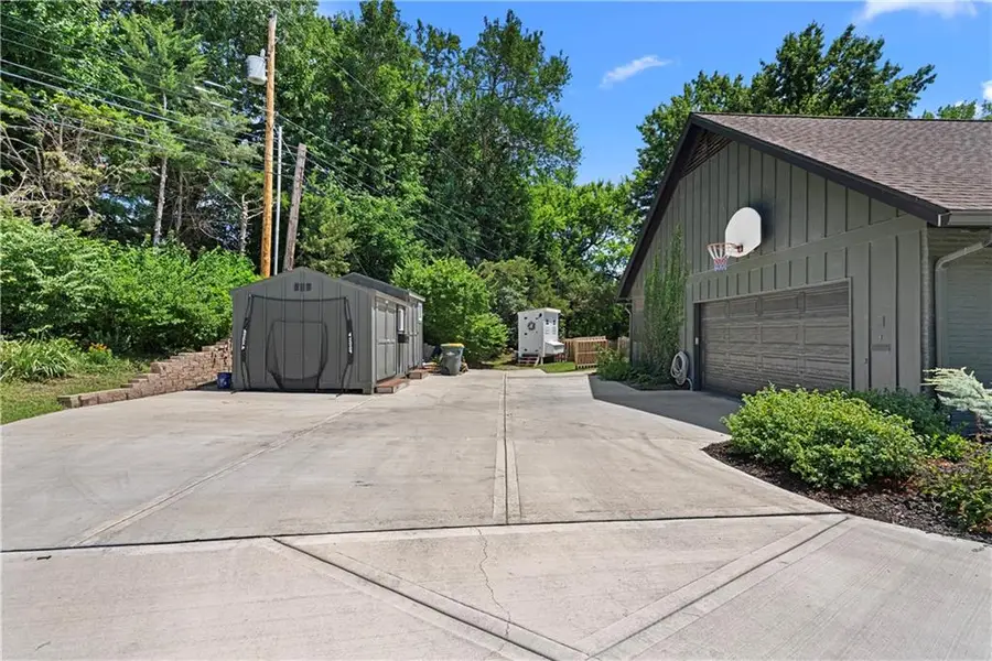 11211 Holly Street, Kansas City, MO 64114 - #3