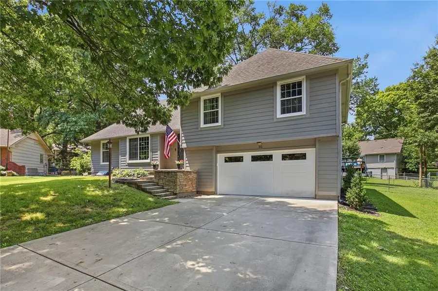 25 E 113th Terrace, Kansas City, MO 64114 - #2