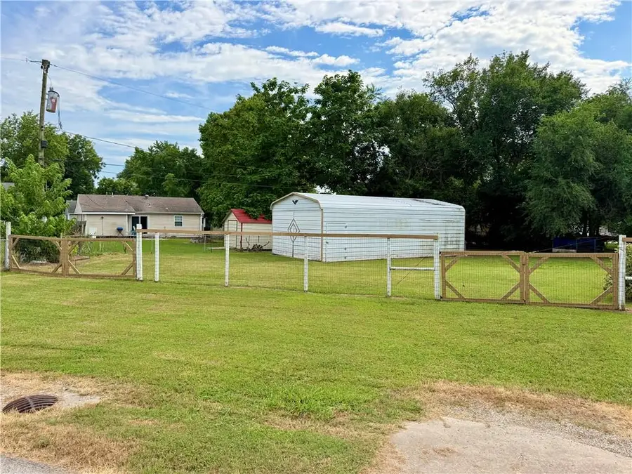 1900 Home Circle Street, Coffeyville, KS 67337 - #3