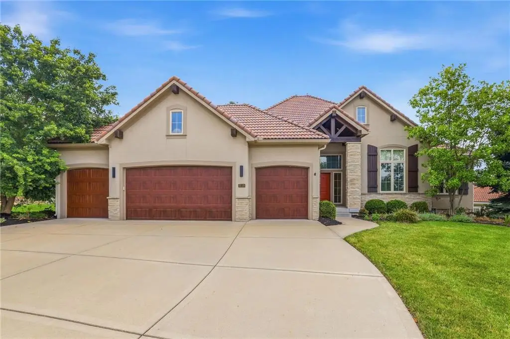 6119 Southlake Drive, Parkville, MO 64152 - #1