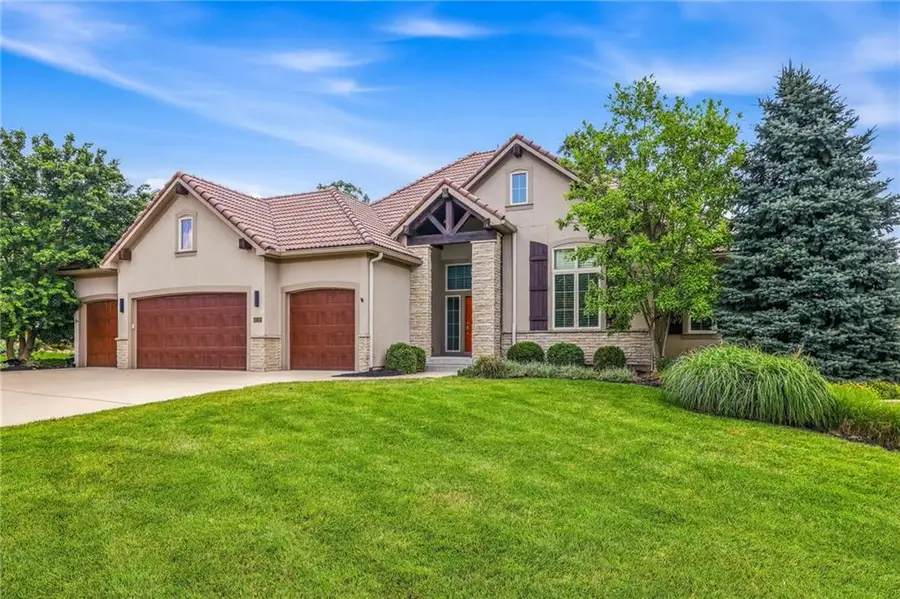 6119 Southlake Drive, Parkville, MO 64152 - #2