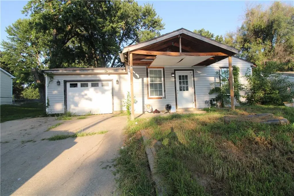 3305 S Leonard Road, Saint Joseph, MO 64503 - #1