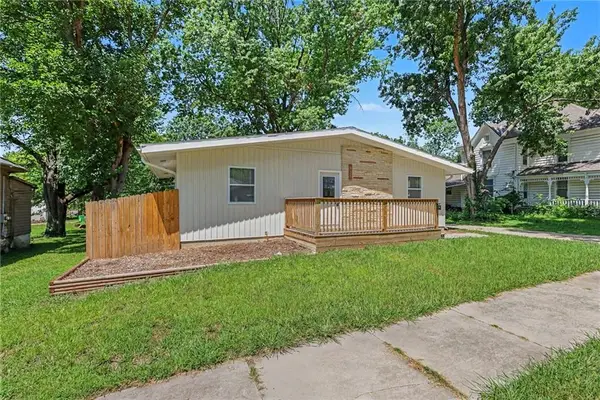 828 N Oak Street, Ottawa, KS 66067