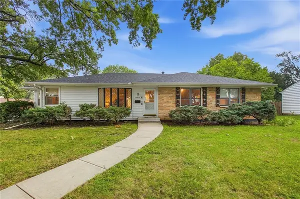 10915 Elmwood Drive, Kansas City, MO 64137
