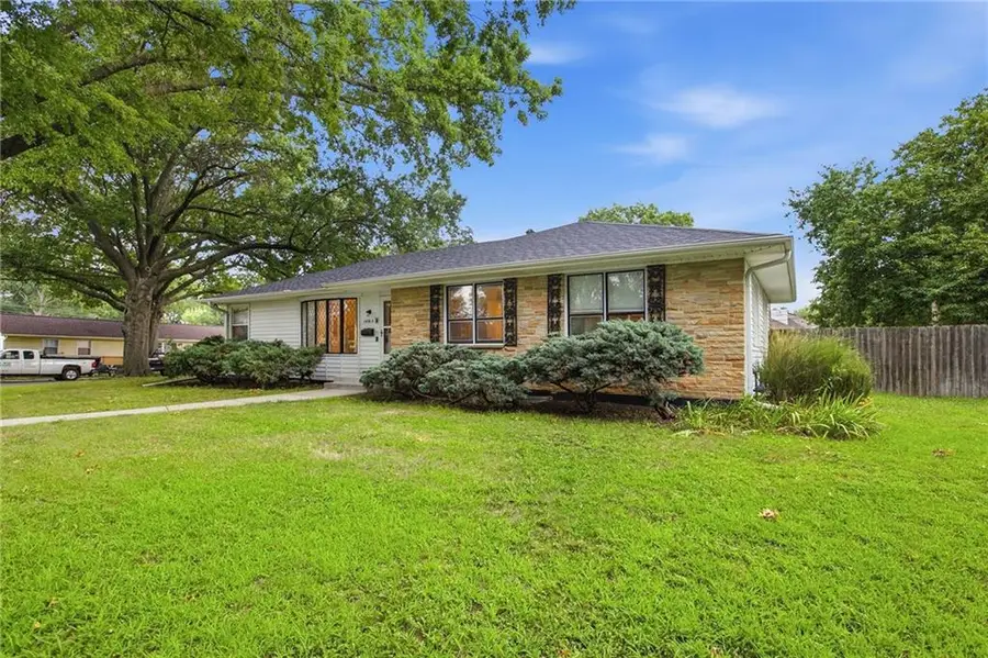 10915 Elmwood Drive, Kansas City, MO 64137 - #2