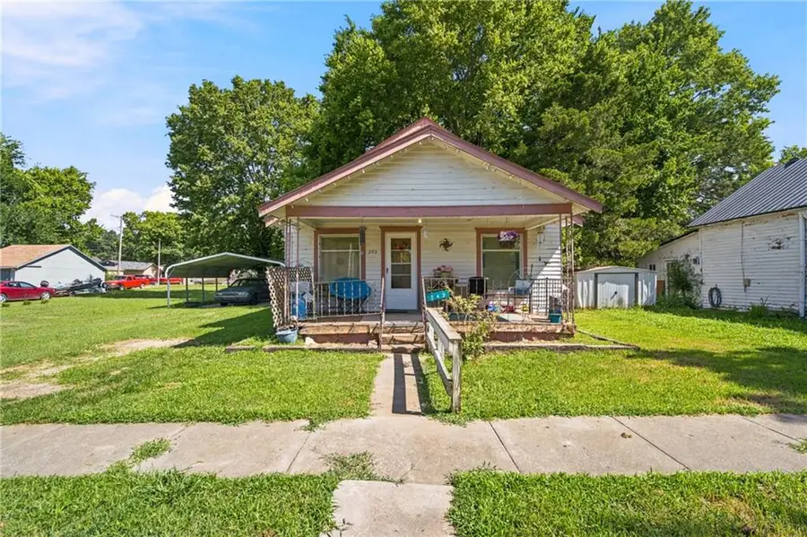 243 E 5th Avenue, Garnett, KS 66032 - #2